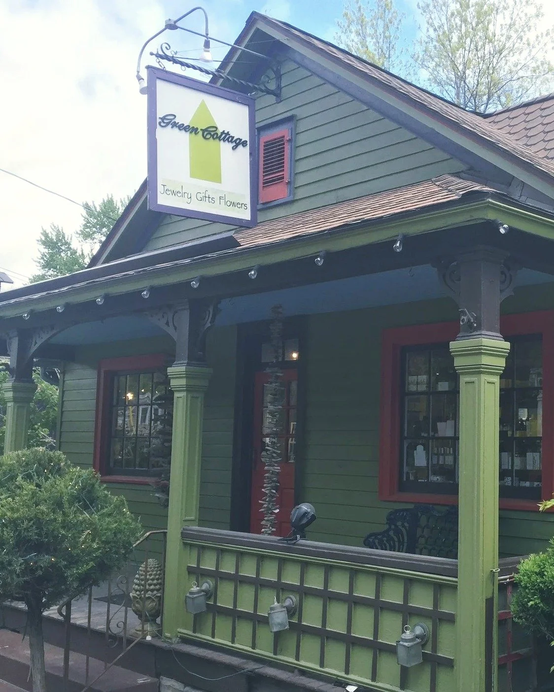 It&rsquo;s the holiday season and the perfect time to give a shoutout to one of our favorite local businesses (and clients), @greencottagehighfalls  in High Falls, NY!

When we designed this beloved flower and gift shop&rsquo;s charming setting, we d