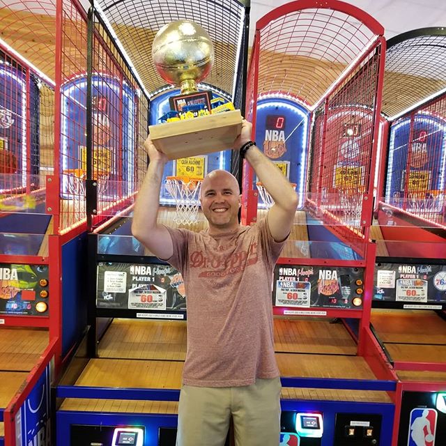 Congrats Ray! Eds Funcade winner of the 2018 NBA Hoops Live Championship. $500visa &amp; The Golden Basket Ball Trophy. Get your chance in 2019 Sunday Labor Day Weekend. #summer #wildwood #nj #jerseyshore #boardwalk #giveaway #drawing #beach #skeebal