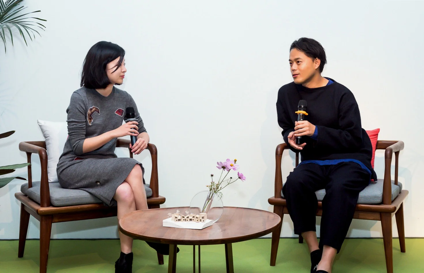 爱彼迎中国设计团队负责人Vivian Wang(左)与建筑设计师青山周平(右)展开对话_1800.jpg