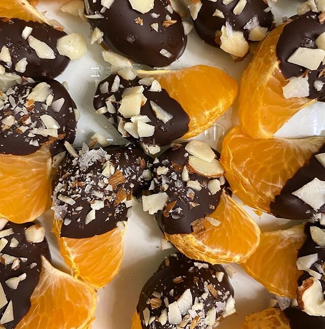 Turns out mandarins, dark chocolate, chopped almonds and maldon salt are an addictive combo. I&rsquo;ve basically eaten two candy bars but...vitamin C? 🍊🍫
⁣⁣
[Recipe from @jessseinfeld]⁣
⁣
⁣
⁣
#eatingfortheinsta #foodgasm #forkyeah #foodporn #feedf