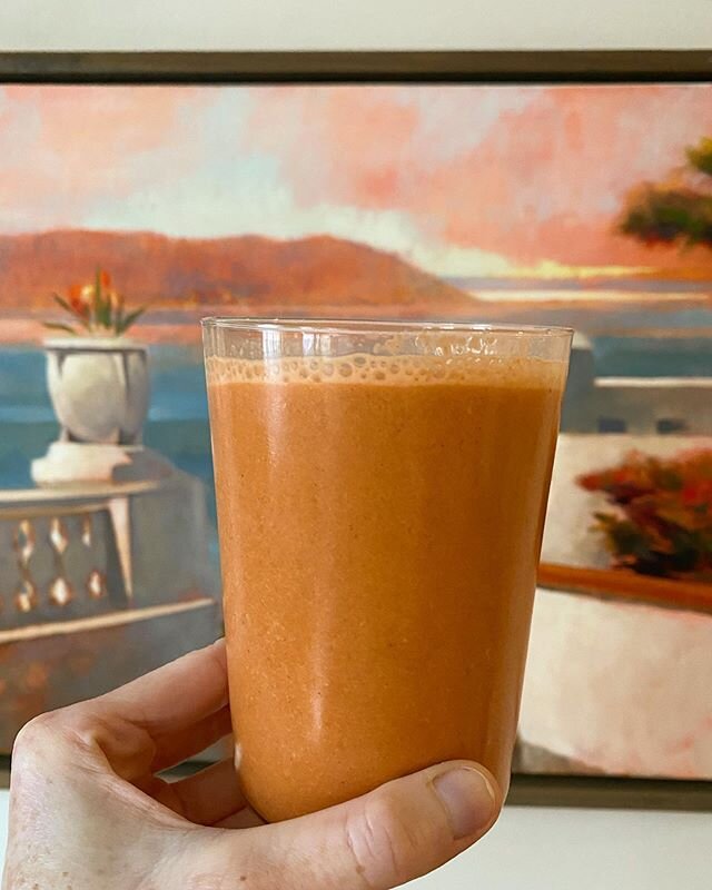 I think it&rsquo;s been a minute since @drdarylgioffre has had actual carrot cake but this &ldquo;carrot cake&rdquo; smoothie is pretty delish, in a not-cake kind of way. 🥕⁣⁣
⁣⁣
[3 shredded carrots + half frozen banana + 1 tbsp almond butter + 1 cup
