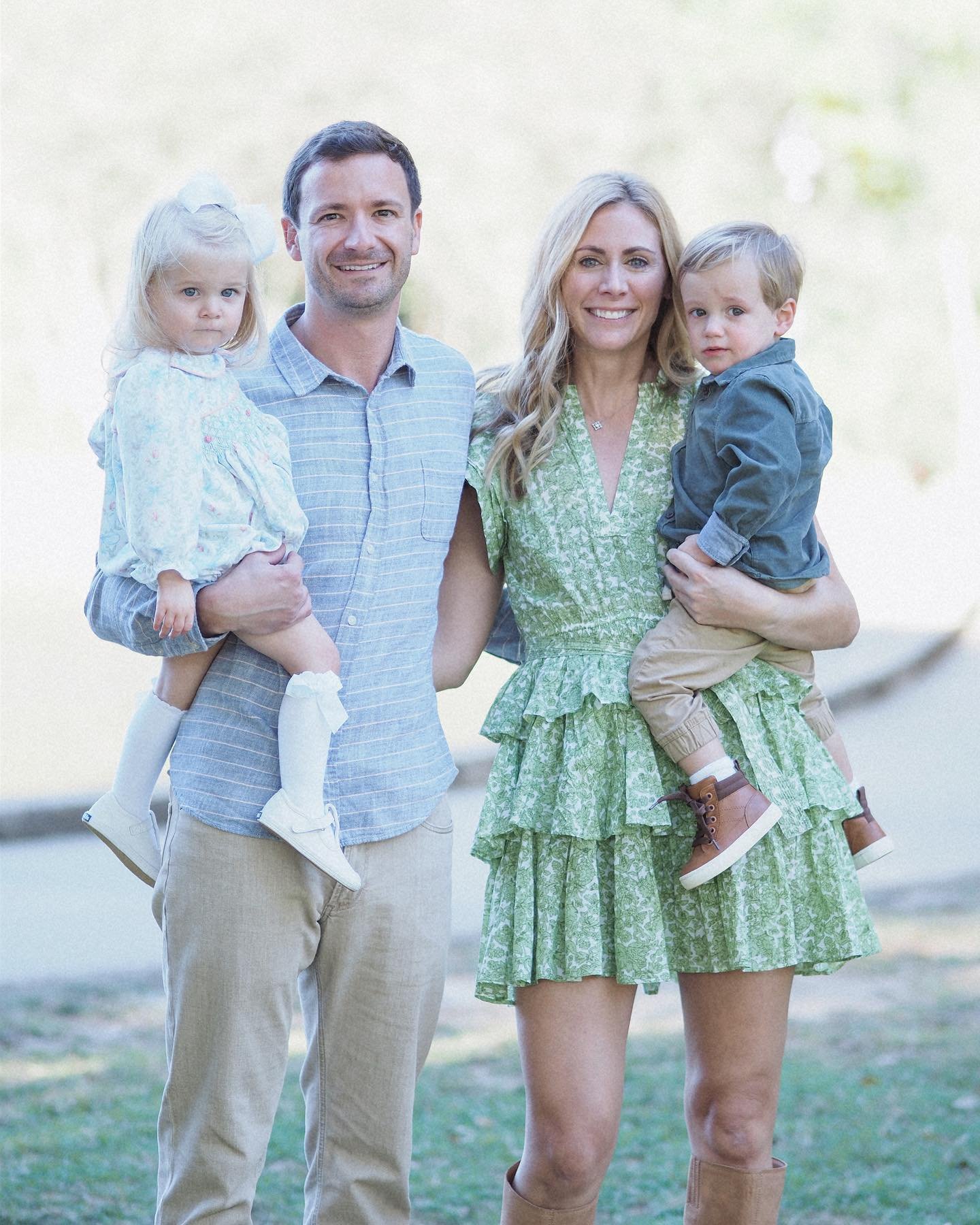 Loved working with these sweet friends and their adorable twins this week! Mini sessions are filling up! Contact me to reserve your spot this fall.✨🤍🍂
.
.
.
.
.
#charlottephotography #portraits #fallphotos #christmascards