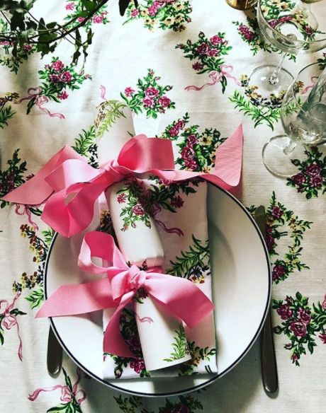 Still crazy for crackers... Fiona Leahy Designs sets a "Chintzmas" tablescape with bespoke crackers tied with a simple grosgrain ribbon. So chic. 