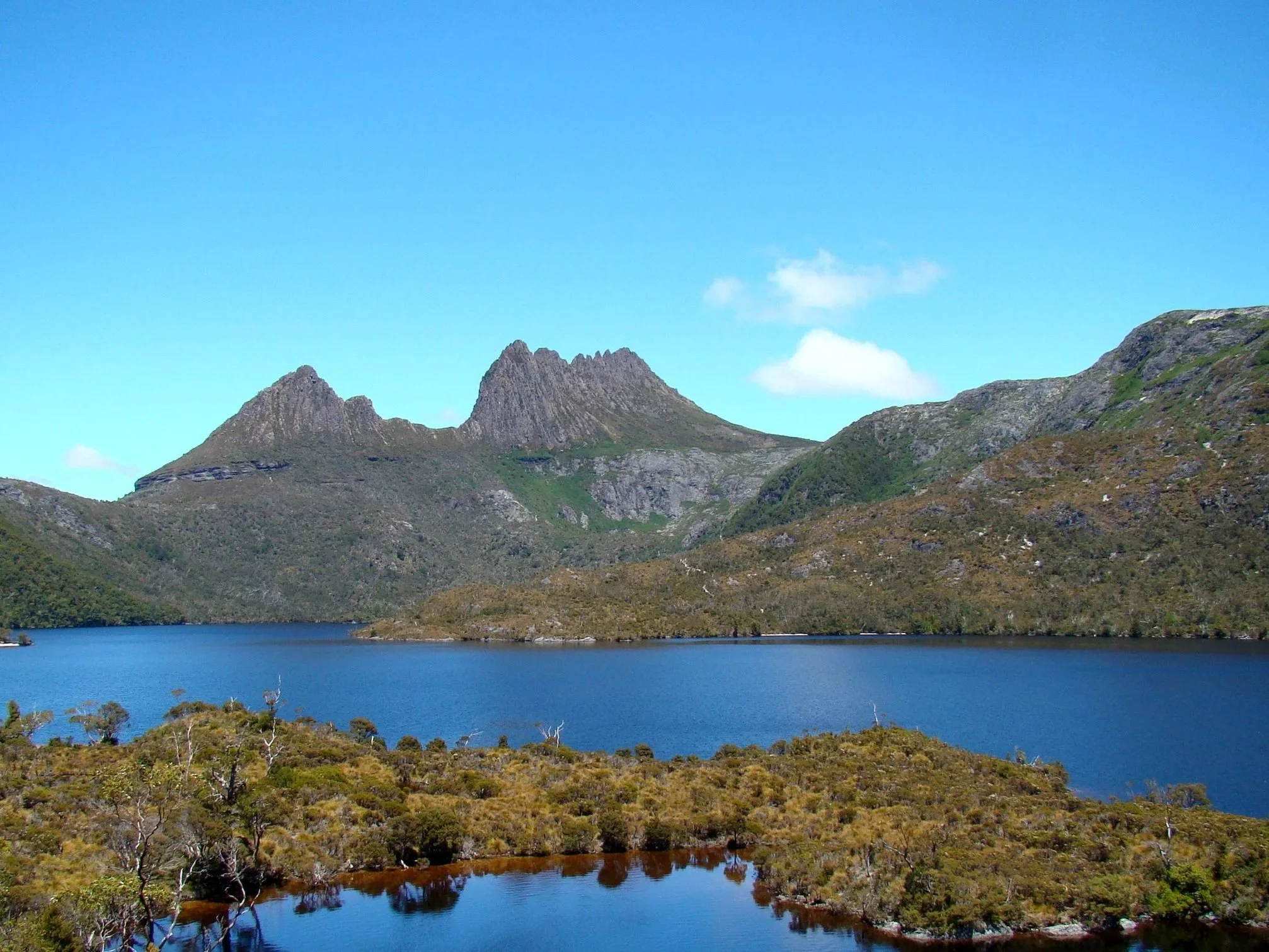 Cradle_Mountain_Behind_Dove_Lake.jpg