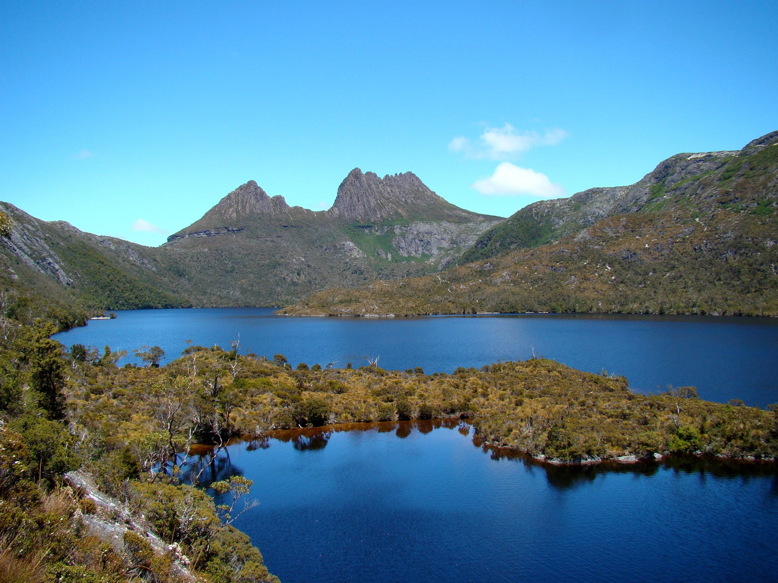 Cradle_Mountain_Behind_Dove_Lake.jpg