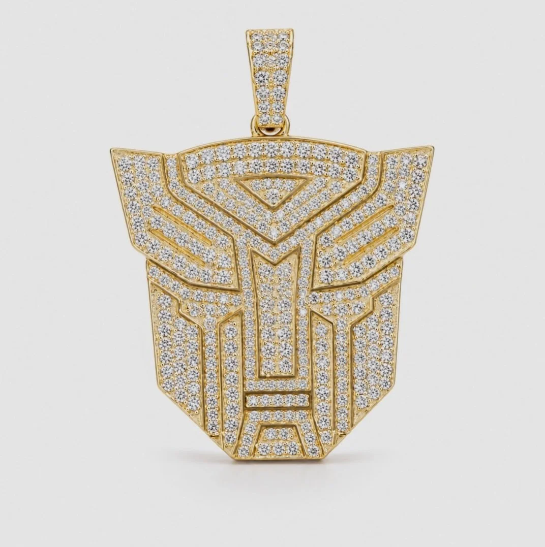 Autobot energy, fully iced. 💎

Custom pendant cast in solid 14k gold, weighing 11grams and set with 318 VS1 white diamonds for a piece that hits the light from every angle. 

Built with precision. Made to Transform.

#customjewelry #diamondpendant #