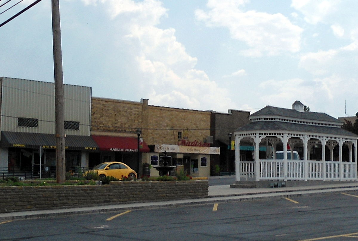 1200px-Downtown_Huntsville,_AR.jpg