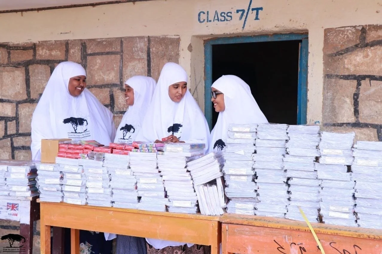 They say charity starts at home but we are also big advocates for giving back and making a difference within ones own community. ⁠⠀
⁠⠀
Here's Barwaaqo University students volunteering in their own community at our annual event at Abyan Primary School