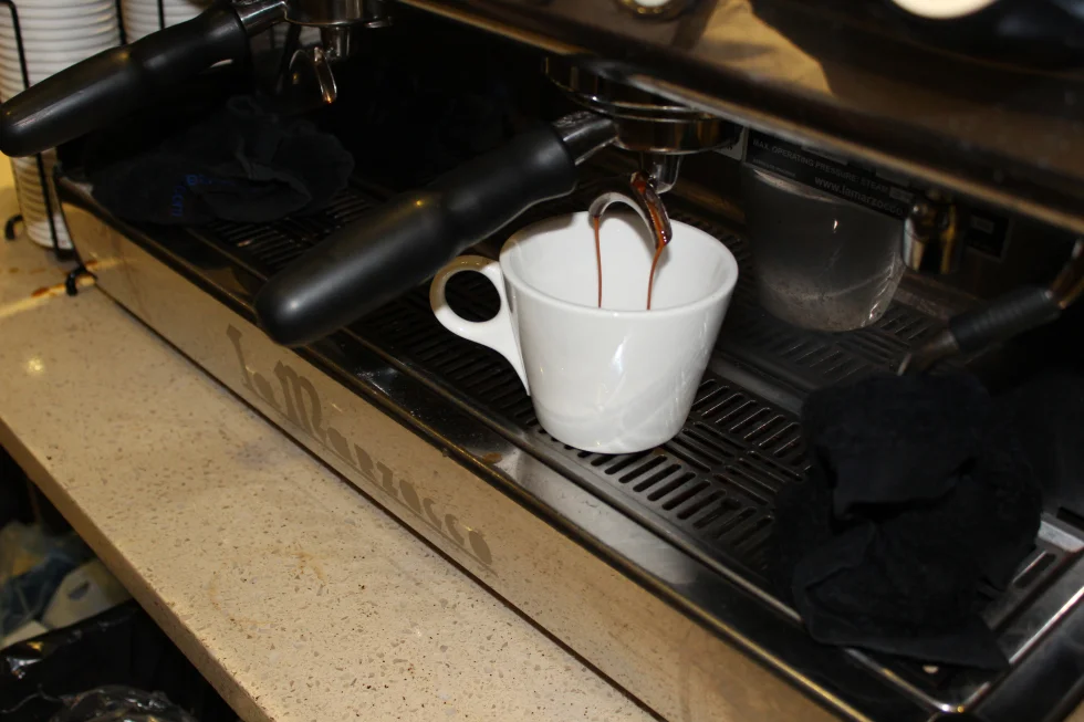 …and eventually forms a stream of coffee that lasts a few seconds.