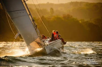 Kanaloa team sailing.jpg
