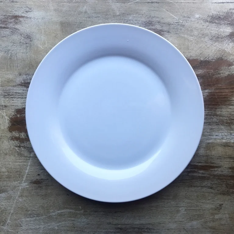 white dinner plate2.jpg