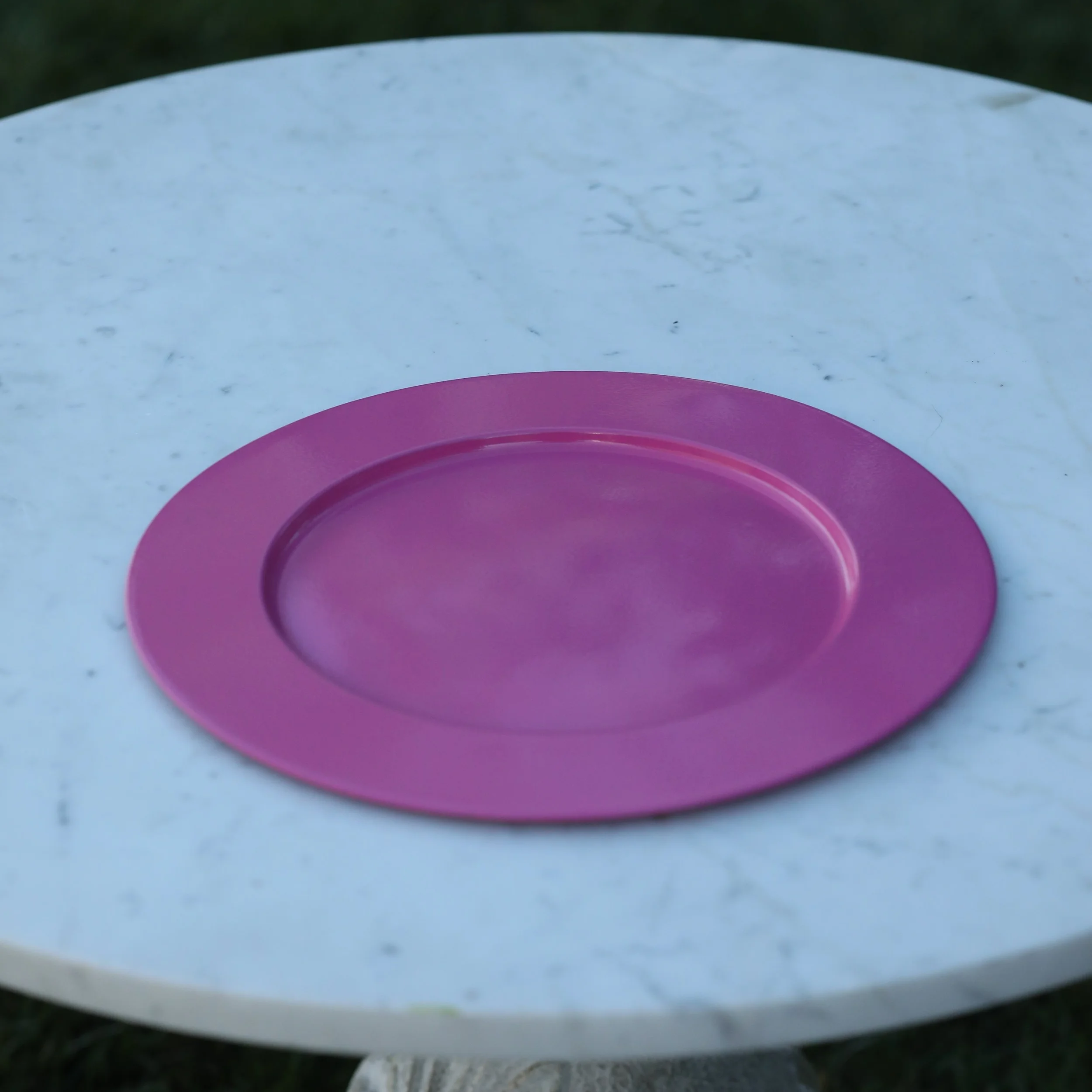hot pink charger plate.JPG