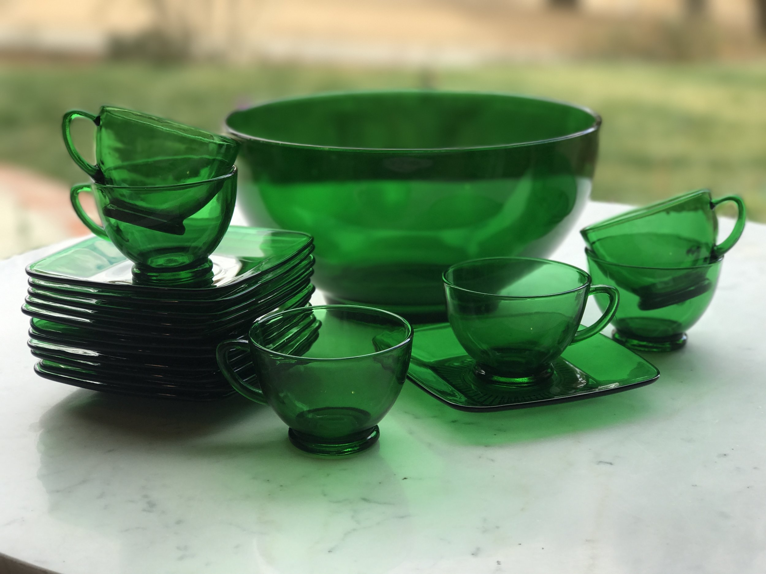 https://images.squarespace-cdn.com/content/v1/5906d7253a04117659d8d574/1536289138902-82UYTZGMIMI33QC1YE9I/Libby-glass-punchbowl-cups-emerald-green.JPG