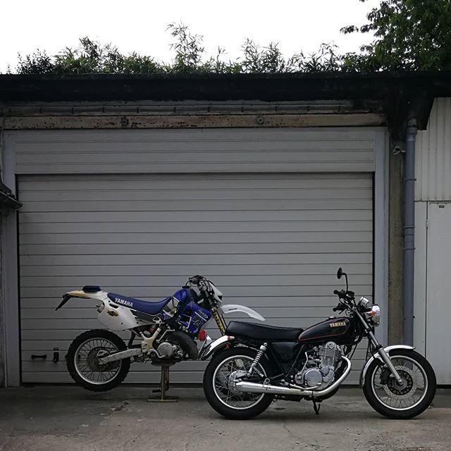 2 new projects on the bench! 
A sweet Yamaha SR400 that we will transform with subtle inspiration from the flat track of the 1960s
and a powerfull Yamaha WR250 2 strokes that we will make radical. 
#tomacustoms #yamaha #sr400 #wr250 #2strokes #custom