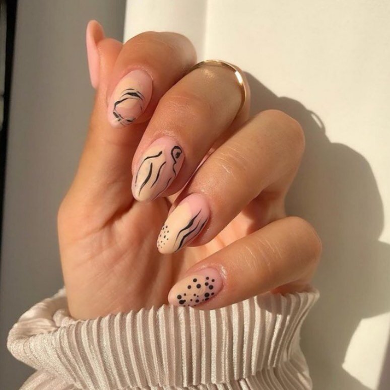 P A M P A S 

We love these pampas inspired @glossifyofficial nails. Spring is on its way ✨

#mismatchednails #pinknails #goldnails #frenchnails #simplenails #elegantnails #frenchtips #goldfrench #fashionnail #beautyofinsta #nailinspo #nailitmag #nai