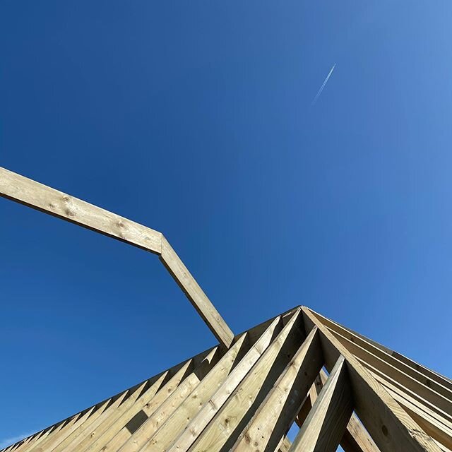 Saturday theme: FLYING  Planes in the sky again, and set up for some flying hips  #roof #cutandpitch #carpentry #bespoke #oakframedhouse #housebuild #beautifulskies #lovely thank you to the boys @ncoaresy_1981 @c.j.pritchard @t.g.pritchard