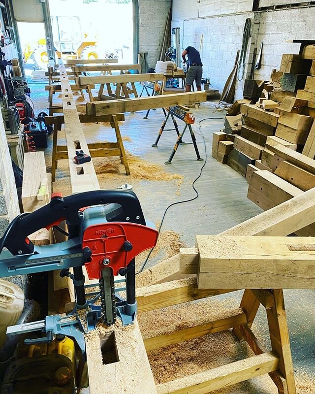 Teamwork makes th..........
Wait. Scrap that.

@mafell_uk makes the dream work! First 10 of 52 braces morticed out in a matter of minutes for this beast of a pergola.  #mafell #mafellfan #morticeandtenon #oakframing #framing #oak #bespoke #englishoak