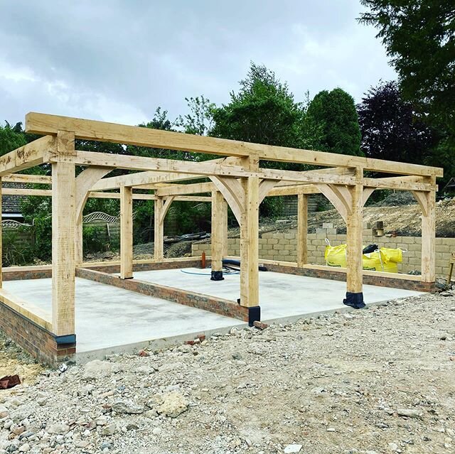3 bay barn raised this morning for @t.g.pritchard. Pole plates on tie beams to create more space upstairs
#oakframe #oakframedbuilding #oakframedhouse #framing #oakbuilding #woodenarchitecture #bespoke #traditionalconstruction #englishoakandcarpentry