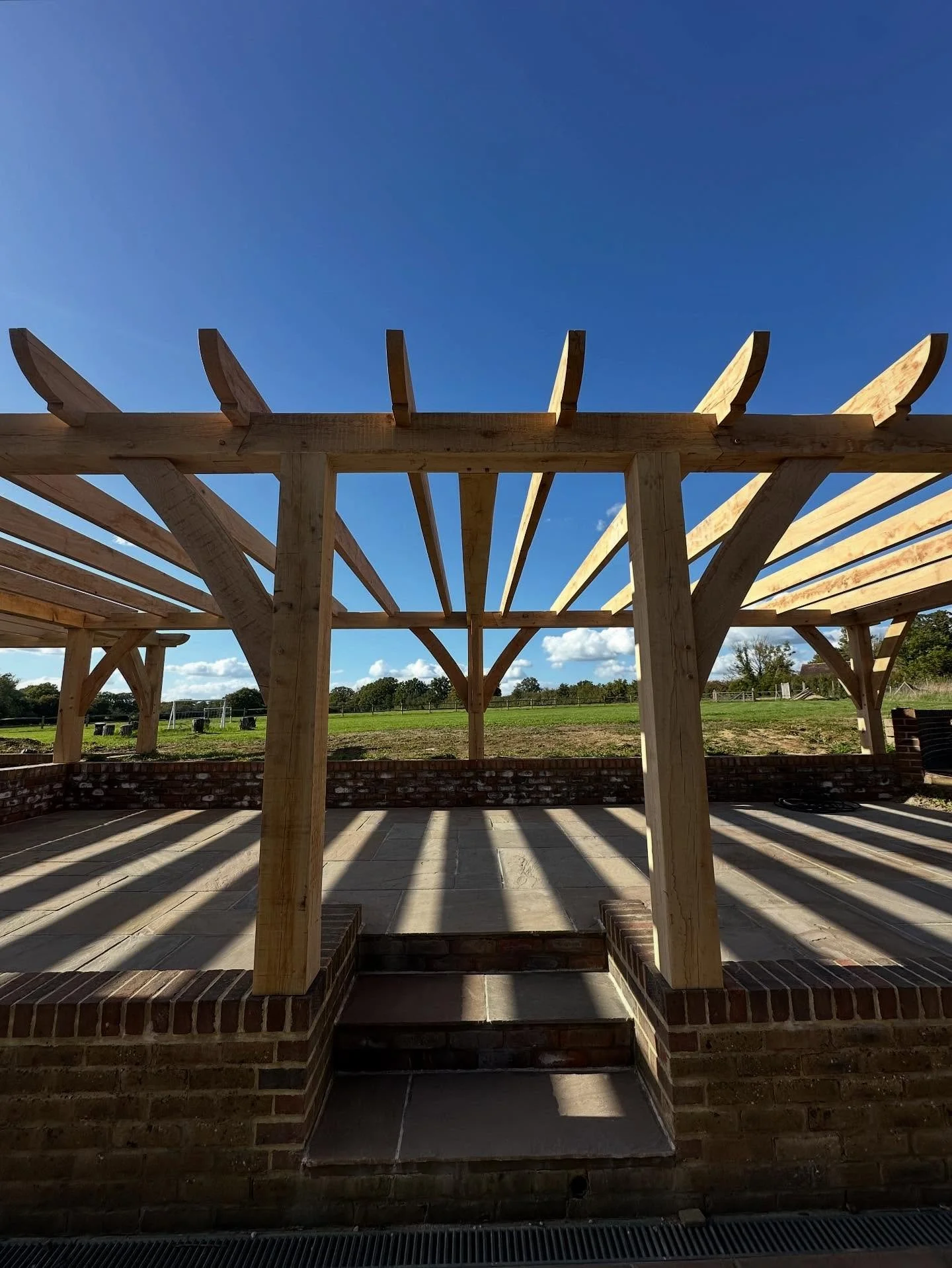 Just to remember what blue skies look like&hellip;&hellip;..
Oak framed pergola took us into the Autumn. Soon to be an outdoor kitchen and bar area. A big one at that.
Garden goals. 
Another top job on everything else by @standensofditchling. 
#pergo