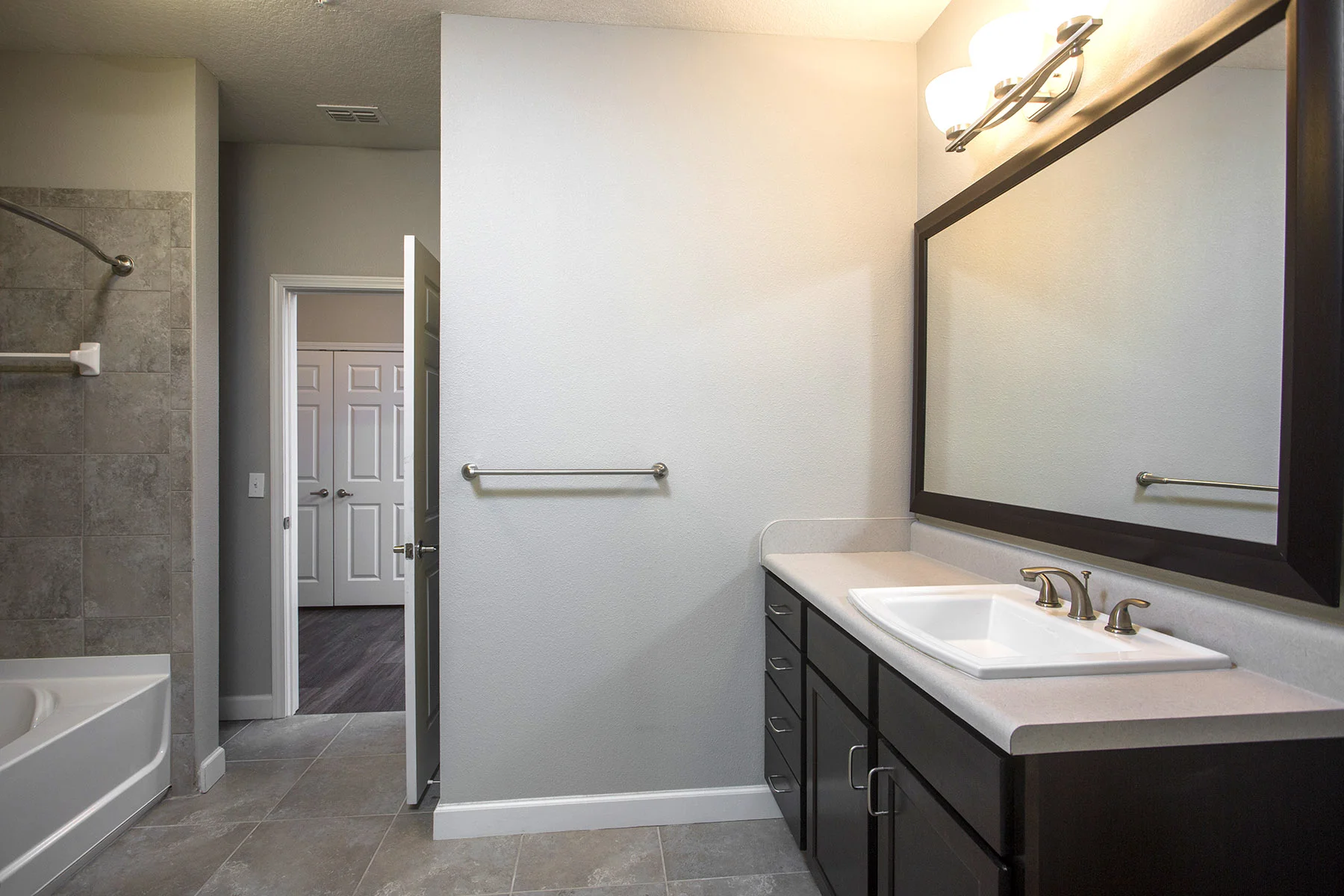 CharlestonEdge-Rental-Apartment-Brandon-Tampa-Florida-Pool-Bedrooms-Bathroom-1.jpg