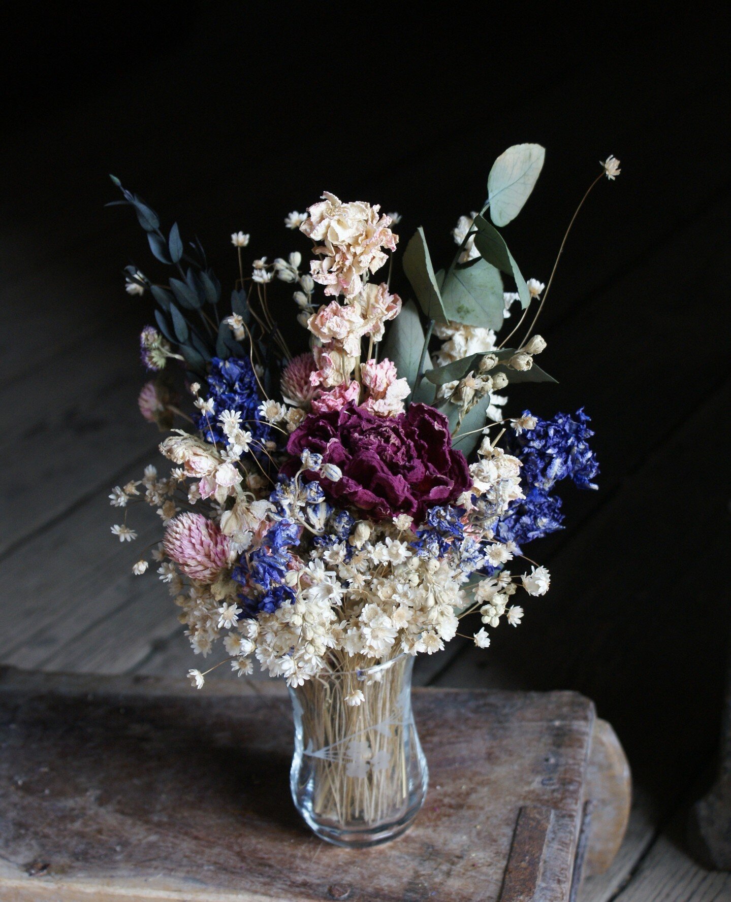 Floral inspiration for table scapes 🖤 These were used at a Spring wedding last year. I love the moodier tones, a different twist on the usual pastel tones used in Spring. These were paired with vintage mini vases, which are just soo pretty with the 