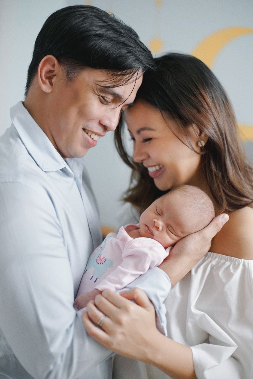 Three weeks postpartum family photo taken by Happy Folks Studio <3