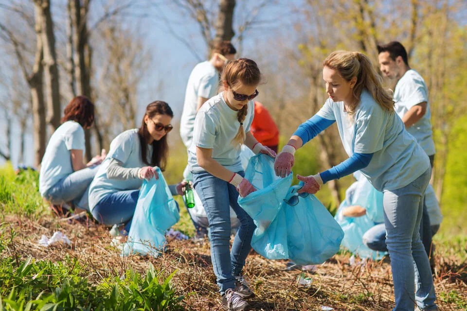 volunteers-with-garbage-bags-cleaning-park-area-540095978_5614x3743.jpeg