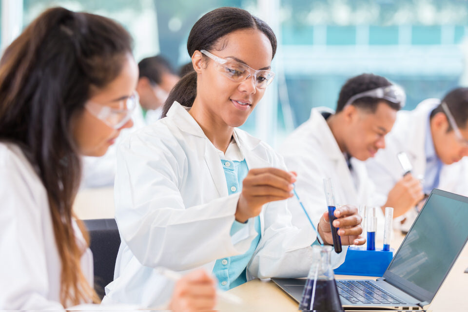 Chemists-work-on-project-in-lab-610976810_2125x1416-1.jpeg