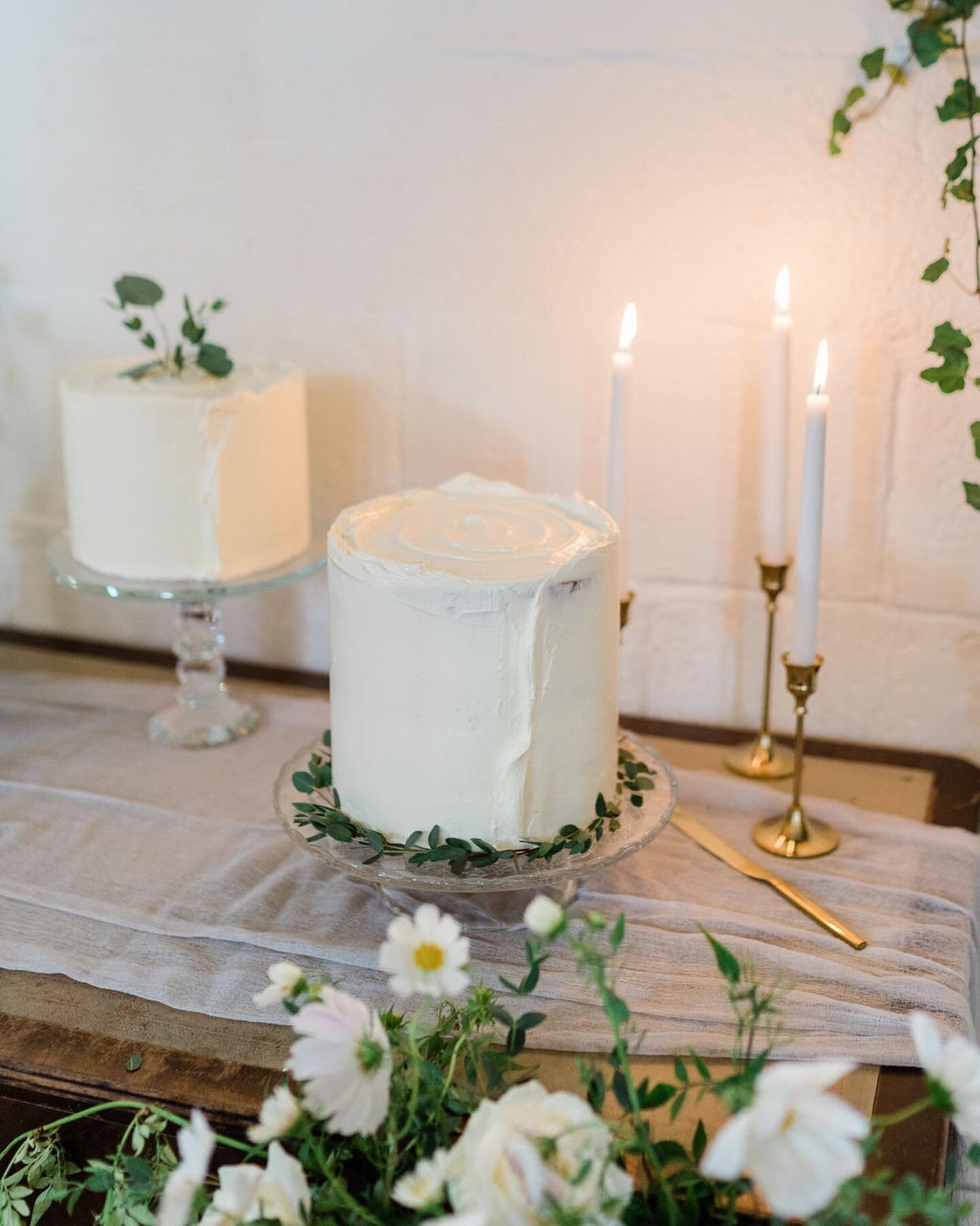 We love decorating your cake tables and this one was a beauty! 🌿 Cakes made by the very talented bride.

Photos by @gemmagiorgio 🤍