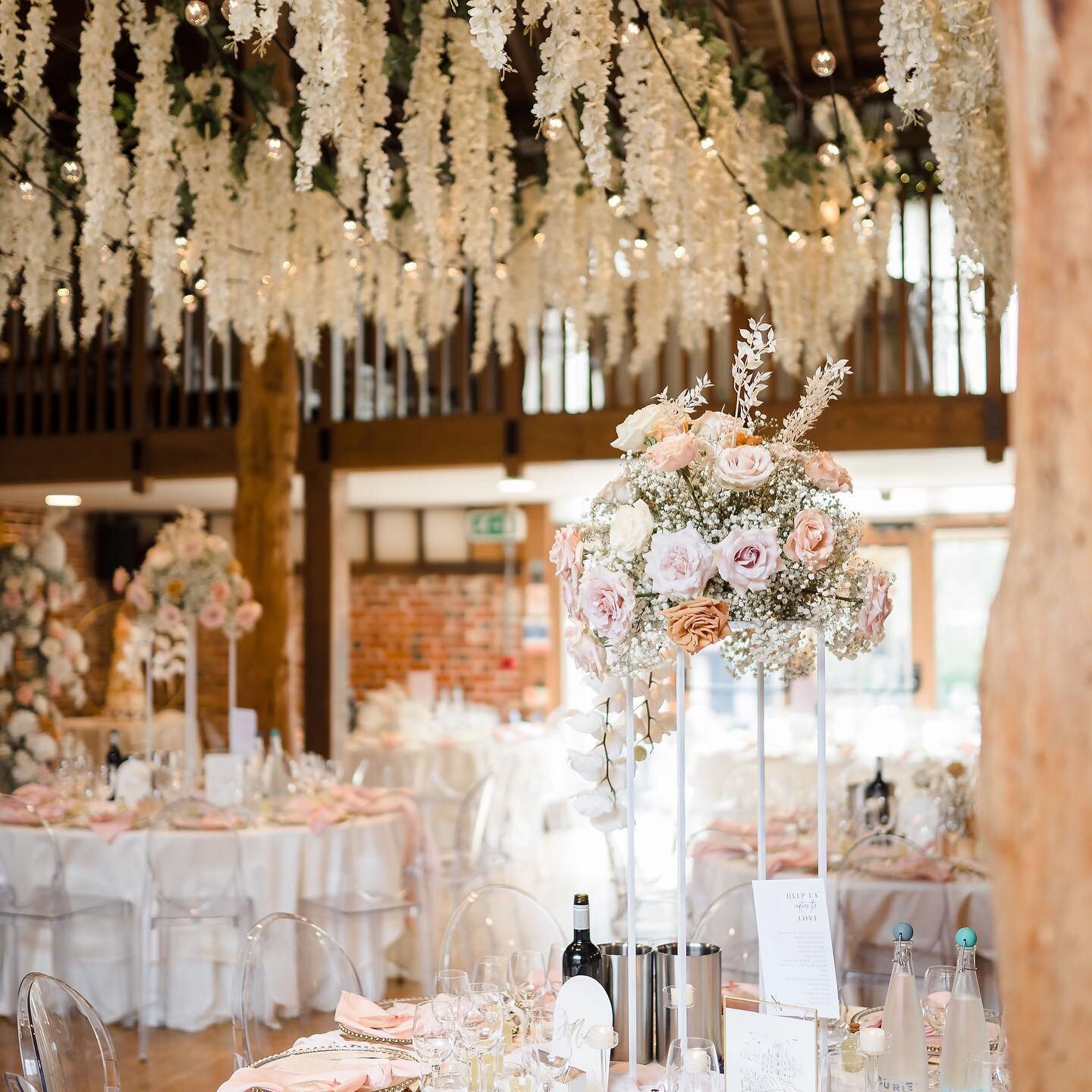 So much pretty in this dreamy reception set up 🤍
.
Photography by @sophieoldhamsteadphotography