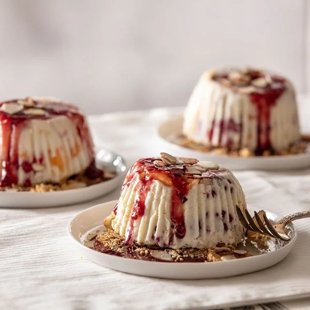 PEACH MELBA FROZEN YOGURT CUPS
These aren't your usual yogurt cups! They look impressive but take very little time to make. They’re great for entertaining or a treat by the pool. Find the recipe on our website.
