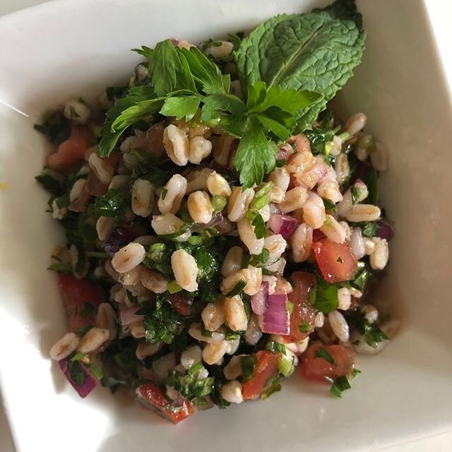 Farro Tabouleh. Extra garlicky, extra lemony, and extra fresh! See the recipe and others demonstrated by me at the Kinship Cooking FB page. Perfect for spring:) #healthychef #vegan #vegetarian #farro #mint #mediterraneandiet  #nomnom #personalchef #c