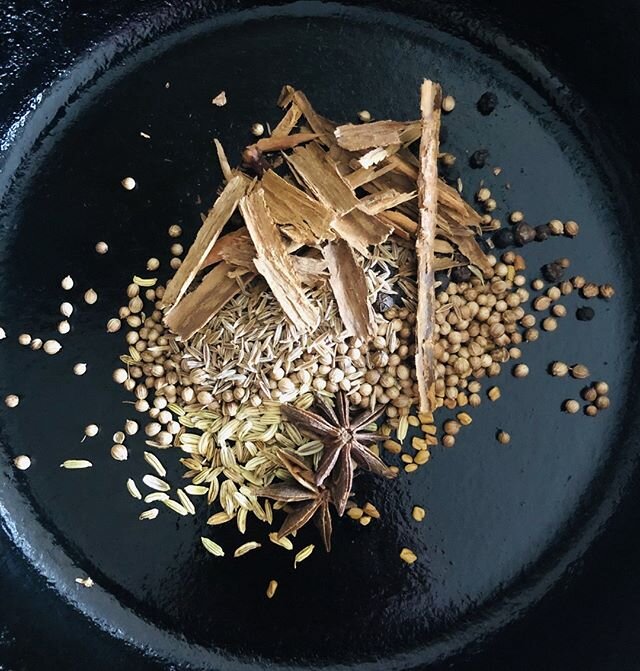 Playing with spices for a home-made Garam Masala spice blend for an upcoming class on spices #cooksofcrocushill !!! Toasted to perfection! Click link in bio and subscribe at  www.kinshipcooking.com to get updates when public classes resume in the Twi