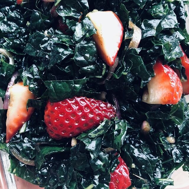 I am never tired of this old fave: Garlicky massaged kale salad with balsamic vinegar, strawberries, and black pepper. Who says kale is so 10 years ago? 🍓🍓🍓 #kale #strawberries #salad #freshfood #eatmoreplants #eatclean #goodfood #eatrealfood #per