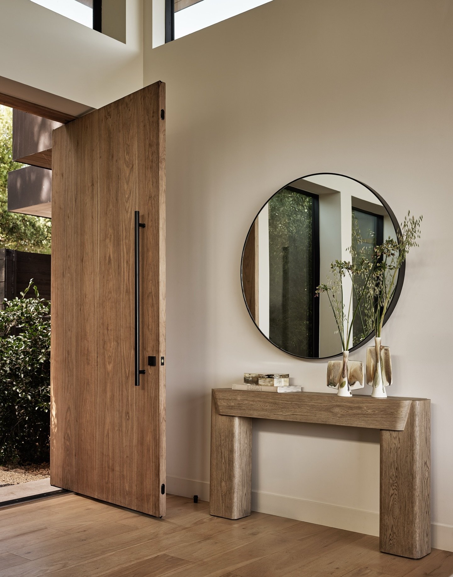 Sausalito, in its quietest form. Warm cedar, clean lines, and an entry sequence designed to slow you down before you step inside.
⠀
This home was built around a simple idea: architecture should breathe.
⠀
Full reveal starts next week, you won&rsquo;t