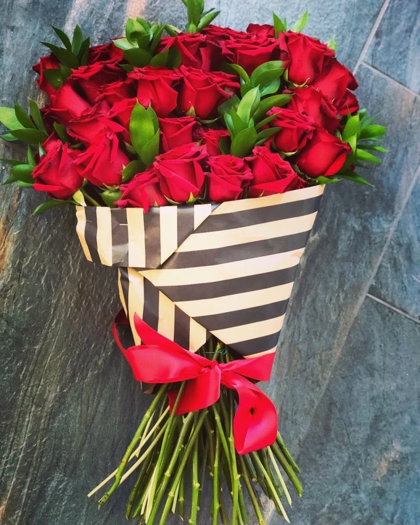 Red_roses_boquet_gifts.jpeg