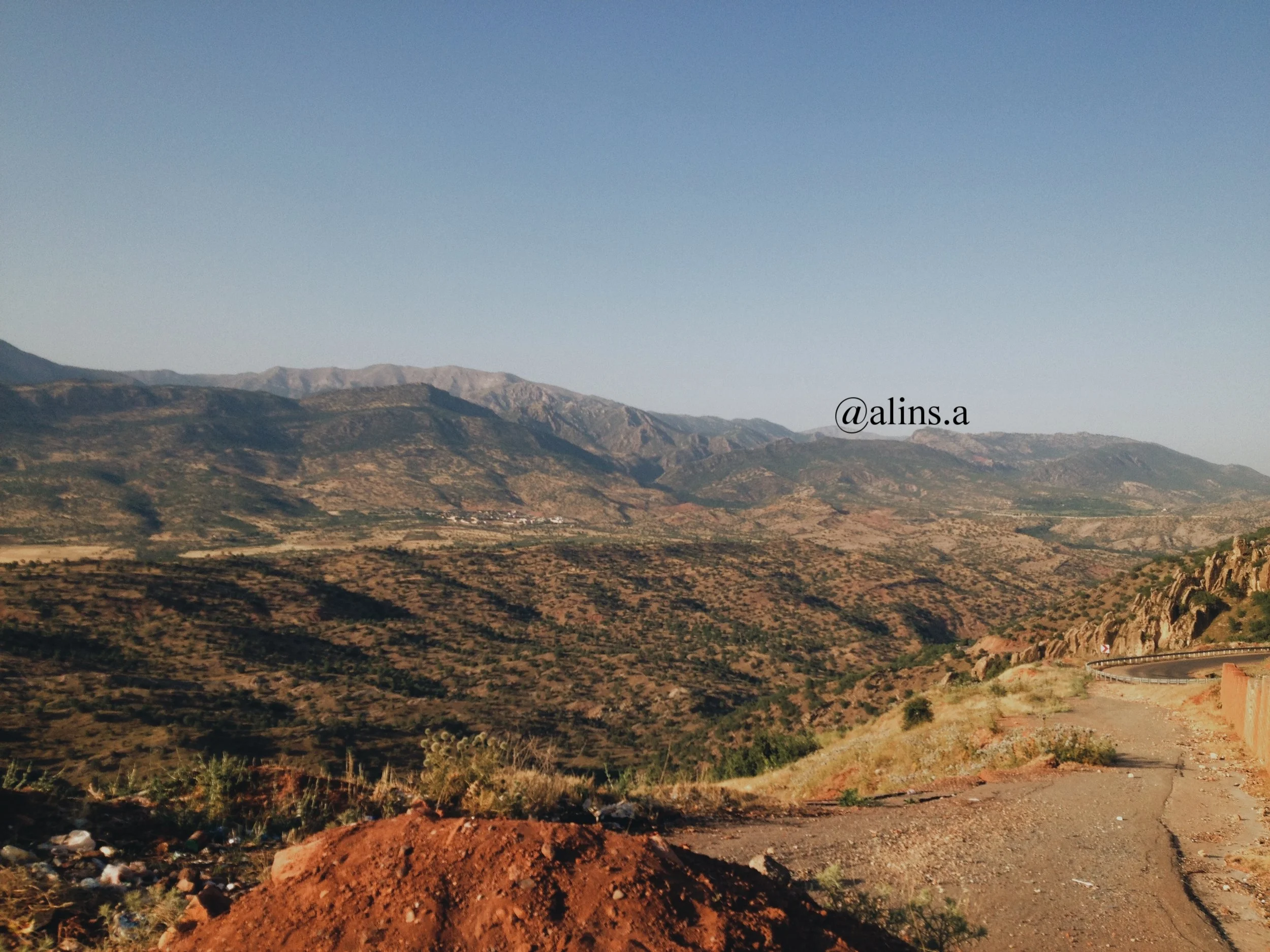 Gundê Babîrya view that overlooks the mountains; on Lufêt Babîrya