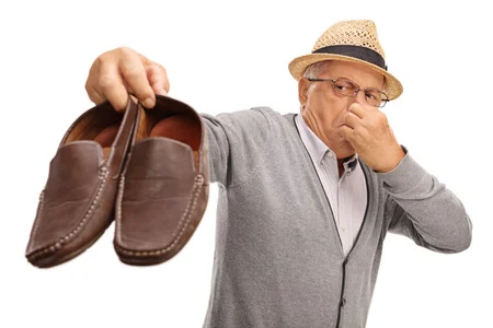 59889383_S_senior_male_shoes_smell_stinky.jpg