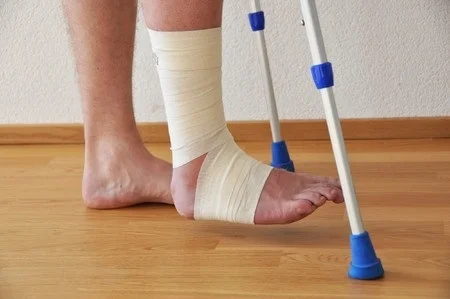 7409955_S_injured_Feet_crutches_floor.jpg