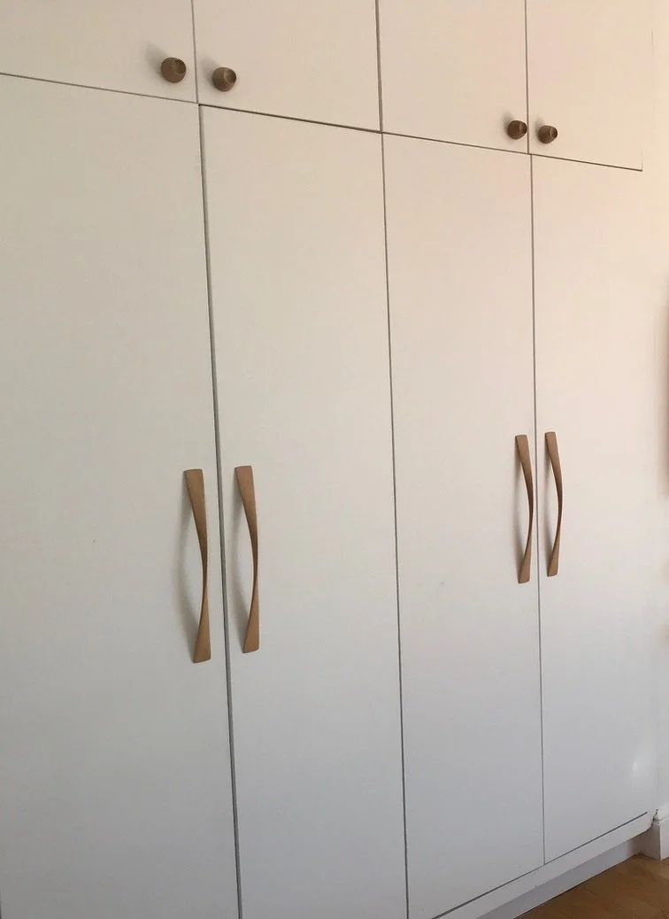 aurelia-santoni-projet-lincoln-dressing-sur-mesure-poignees-bois-minimaliste.jpeg
