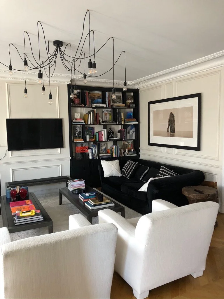 aurelia-santoni-projet-lincoln-salon-haussmannien-bibliotheque-sur-mesure-bleu-noir-tableau.jpeg