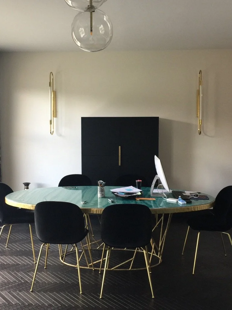 aurelia-santoni-projet-lincoln-salon-haussmannien-bibliotheque-sur-mesure-bleu-noir.jpeg