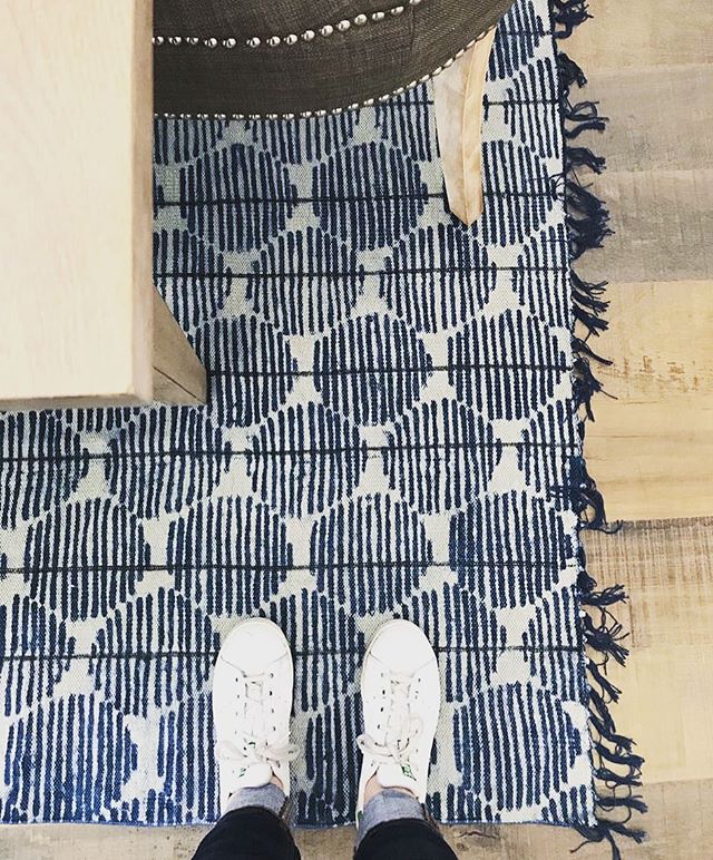WANT// Rug we installed today at a client’s home. Worth the wait. Perfect shade of indigo. 💙👌🏻
Note— Summer Casual attire🙄
.
.
.
.
.
#OCHomes #OCInteriors #OCInteriorDesigner #OrangeCountyInteriorDesigner # #StyleatHome #OrangeCountyHomes #HomeDecor #HomeDesign #InstaDecor #InstaDesign #Interior123 #CurrentDesignSituation #SMMakeLifeBeautiful #SoDomino #SMPLiving #ModernHome #postitfortheaesthetic #homestyle #instahome #instadesign #interiorstyling #instadecor #interior4all #interiorinspiration #interiorinspo #interior4all #interior123 #arearug #interiorandhome #mycb2