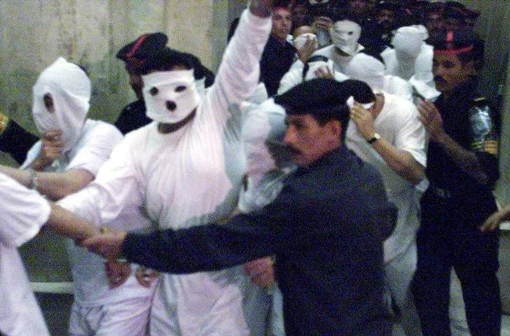 Des détenus dans l’affaire du Queen Boat, menés au tribunal pour jugement.