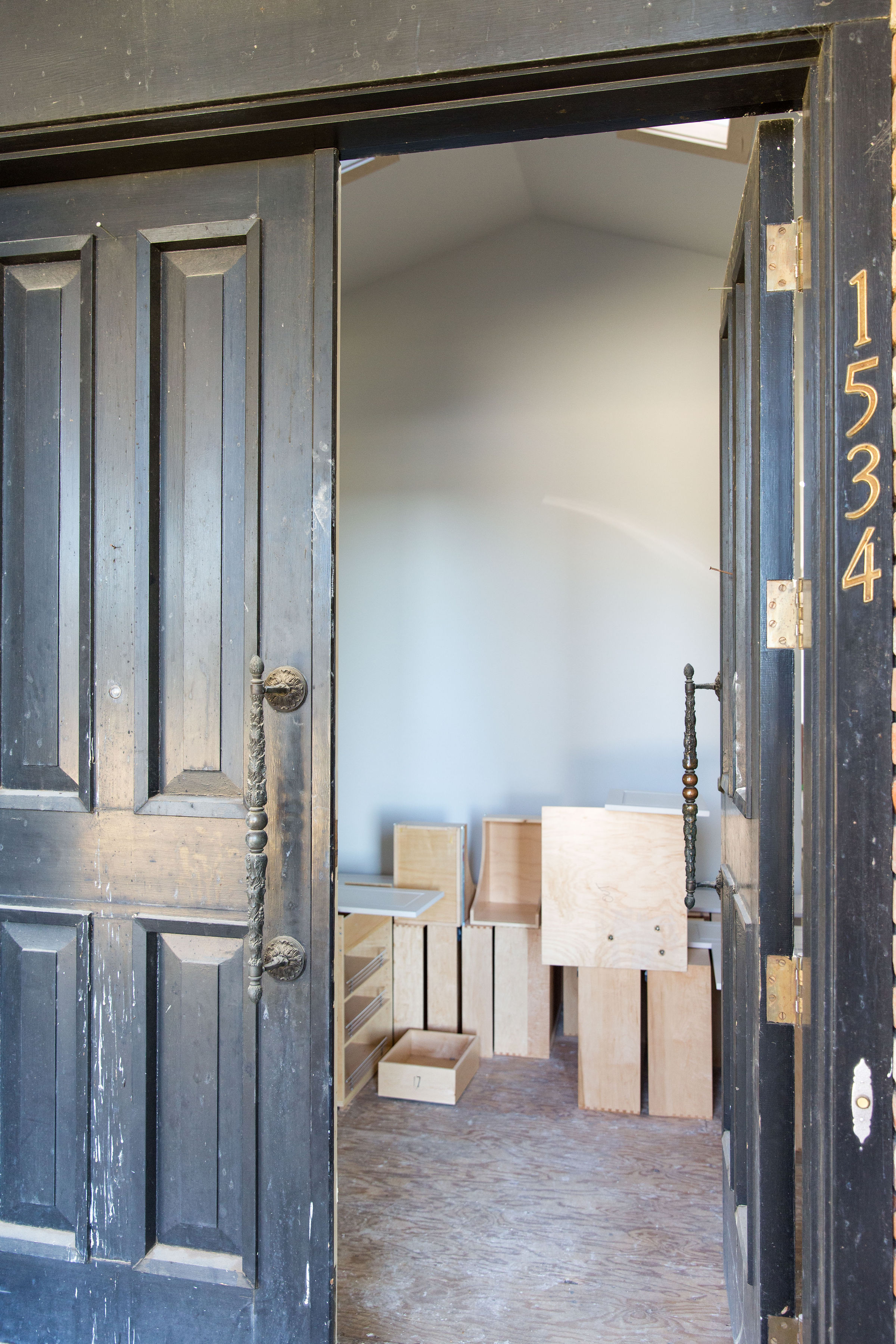 VIEW FROM THE FRONT DOOR TO THE FOYER