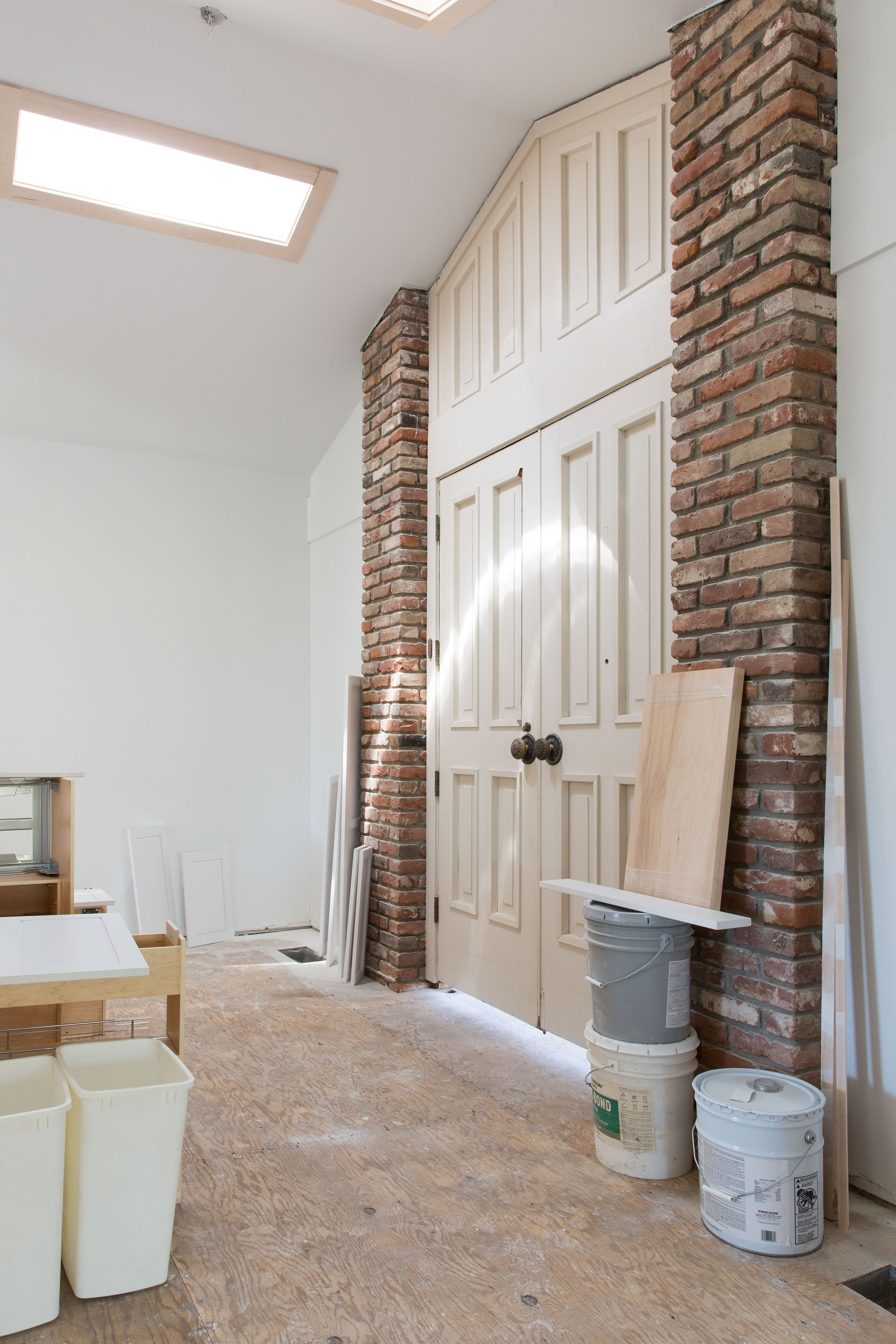 INTERIOR VIEW OF THE FROINT DOOR, LOOKING FROM THE FOYER