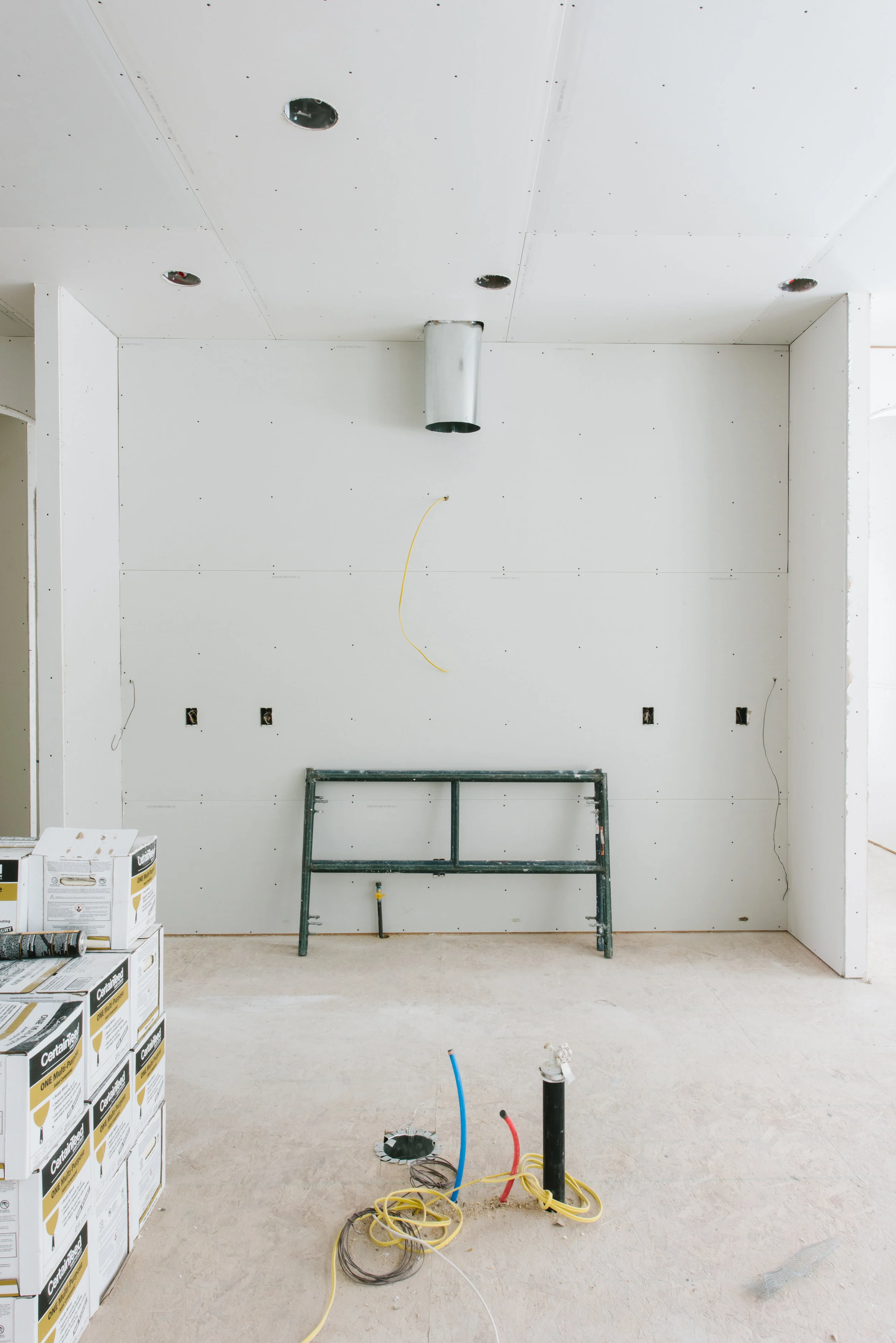 LOOKING TOWARDS THE KITCHEN FROM THE GREATROOM