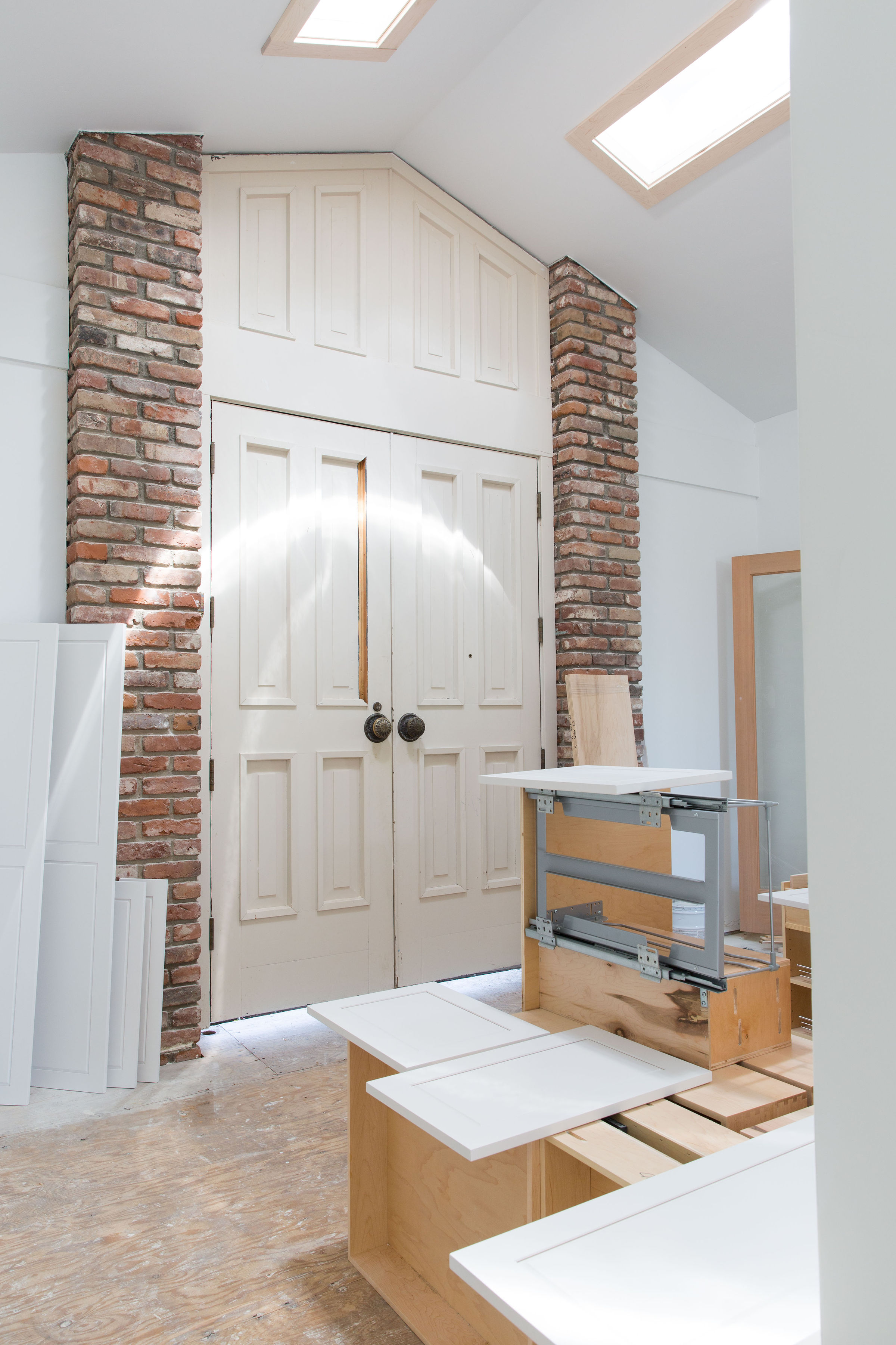 INTERIOR VIEW OF THE FROINT DOOR, LOOKING FROM THE FOYER