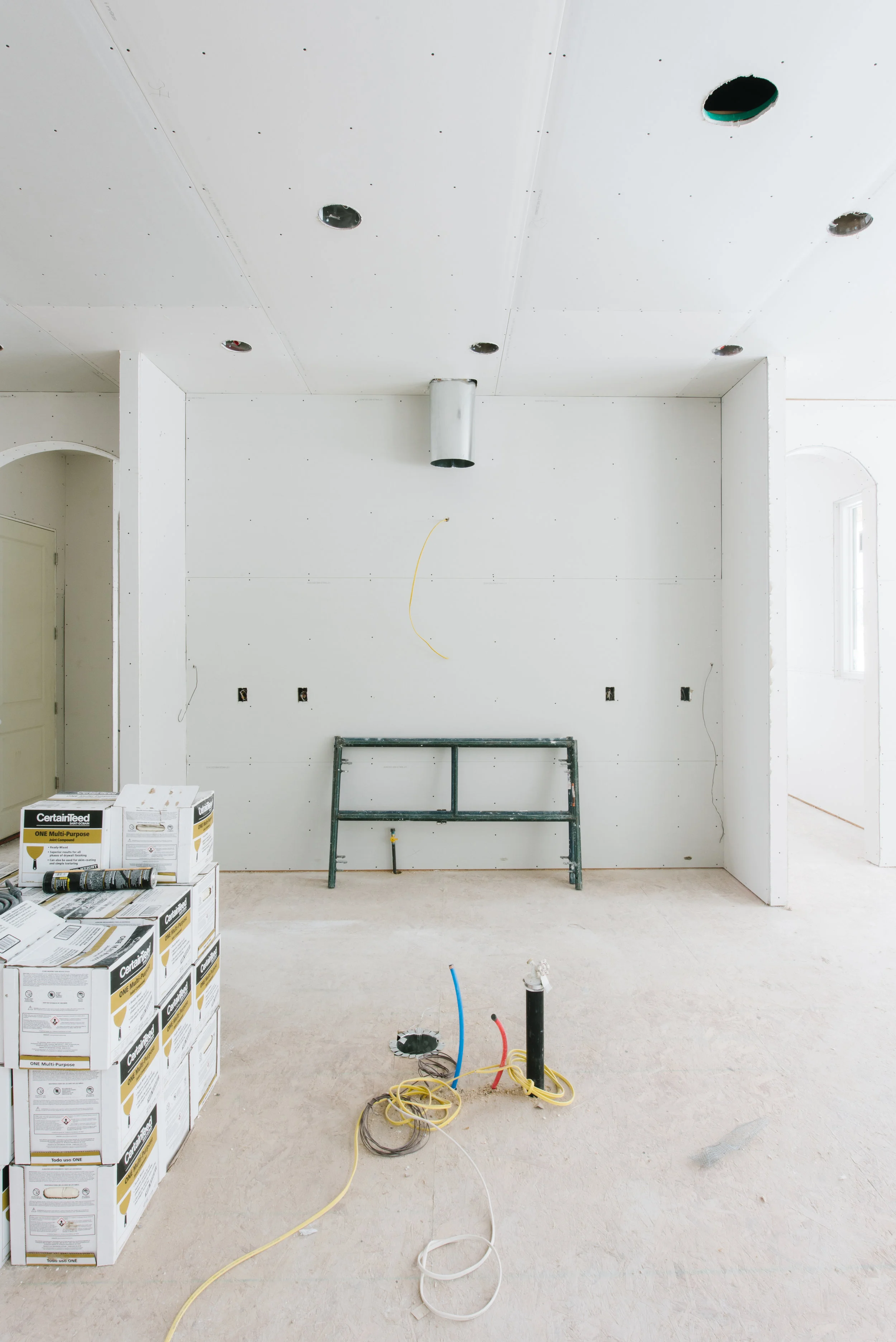 LOOKING TOWARDS THE KITCHEN FROM THE GREATROOM