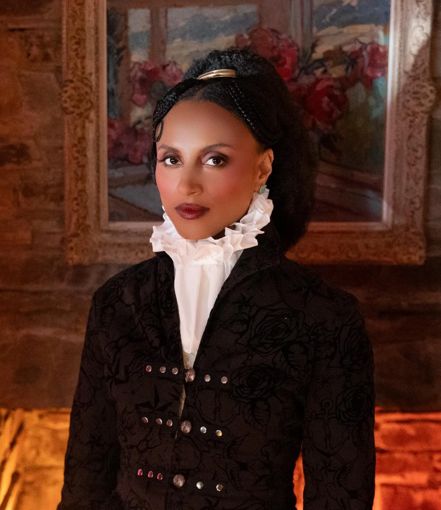 Salutations, I bring good tidings from the 16th Century, and can&rsquo;t wait to share them with you all. 

Any guesses&hellip; 🕵🏽&zwj;♀️? 

📸 @___.susannah.___ 
💄 @oluwatobi__bello / @the_nakedstudios 
🧥 @andreawilliamms @theeverymancork 
👩🏽&